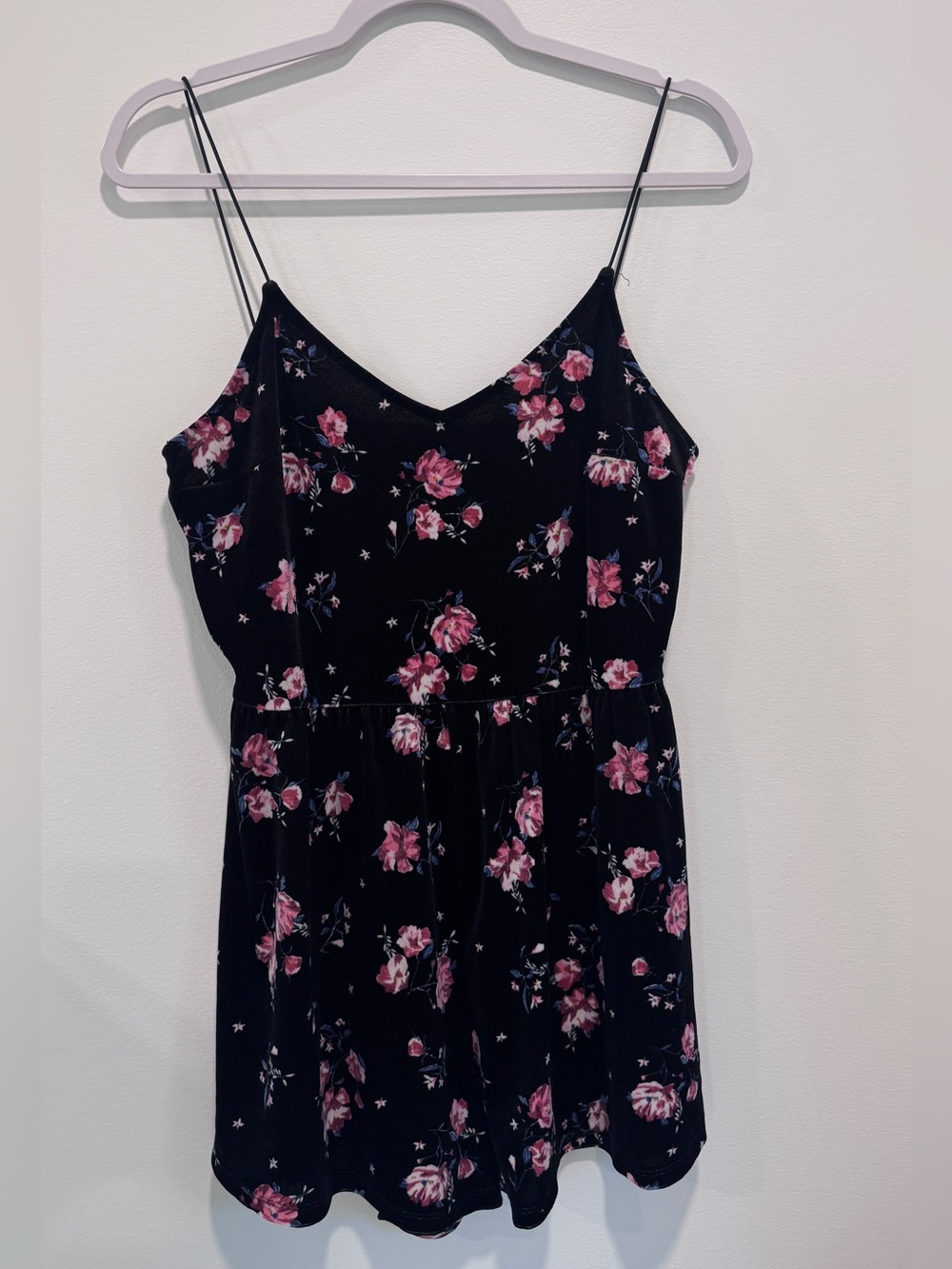 H&M Divided Heather Gray T-shirt with Subtle Pink Accents
